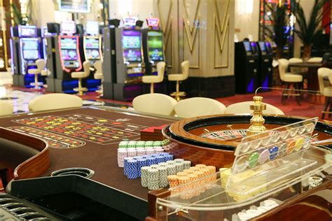 Як оператори переводять клієнтів наземних казино в віртуальні